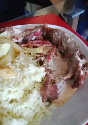 Una foto de Carne al horno en cama de verduras