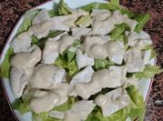 Una foto de ensalada de pollo con lechuga