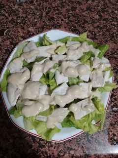 Una foto de Ensalada de pollo y aderezo de almendras