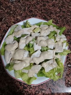 Una foto de Ensalada de pollo y aderezo de almendras