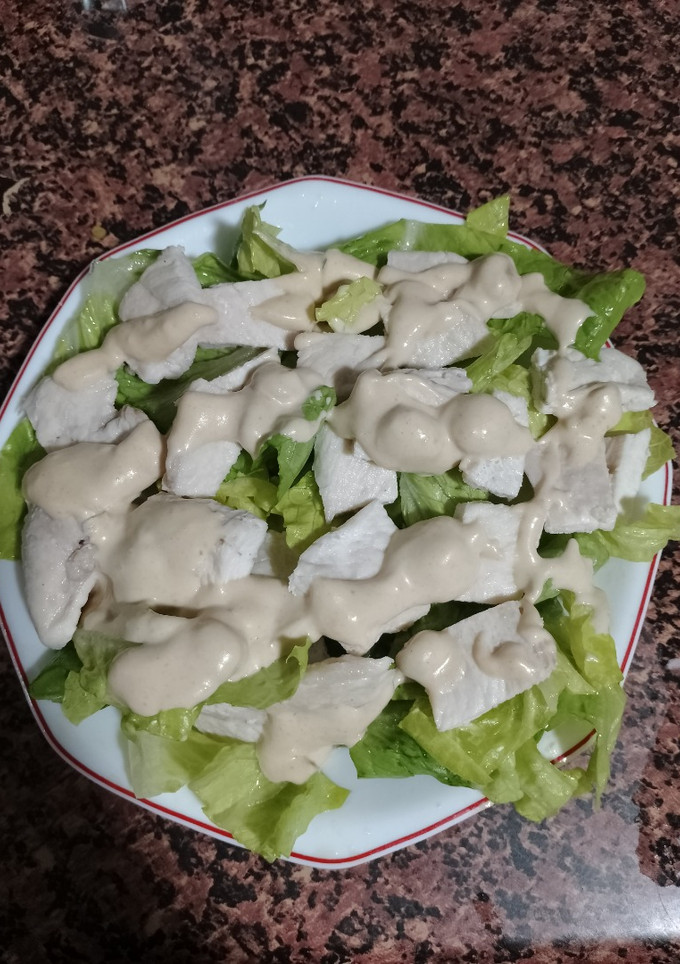 Una foto de Ensalada de pollo y aderezo de almendras