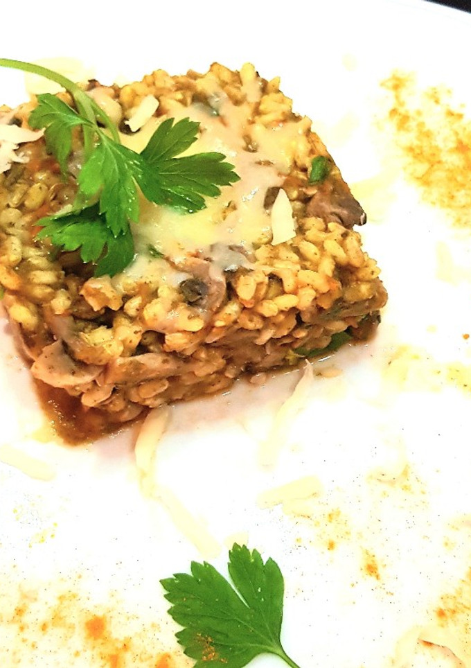 Una foto de Arroz integral con salsa de tomate, pesto y champiñones