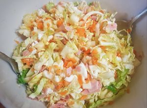 Una foto de Ensalada de col, manzana y pera