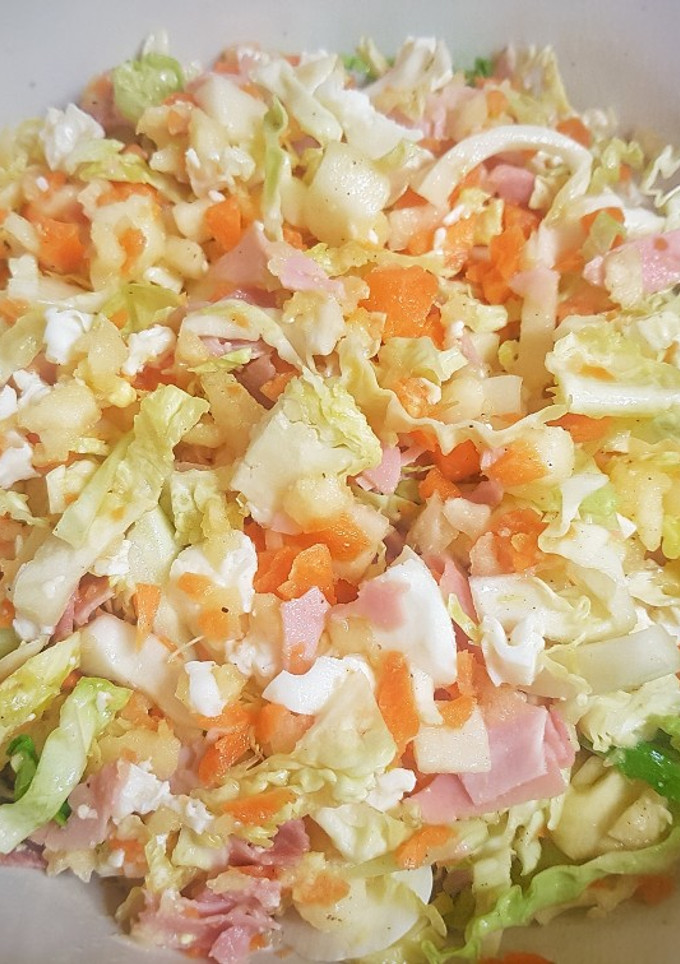 Una foto de Ensalada de col, manzana y pera