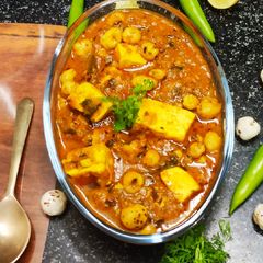 A picture of Paneer Makhana Curry.