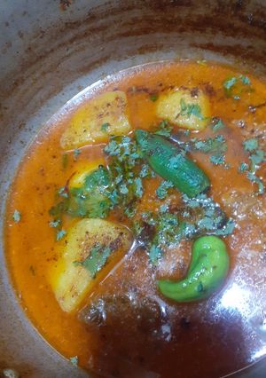 A picture of Alu ghosht.