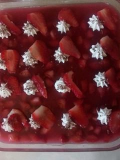 صورة لوصفة كيكة بكريمة الشوكولاته وكريمة الفراولة 🍫🍫🍓🍓
