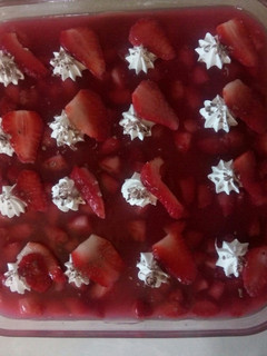 صورة لوصفة كيكة بكريمة الشوكولاته وكريمة الفراولة 🍫🍫🍓🍓