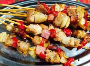 Una foto de Brochetas de carne y vegetales 😋😋😋