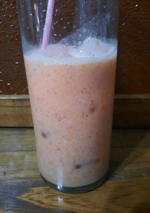 Una foto de Licuado de frutillas, cardamomo miel y mandarina