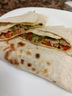 Una foto de Fajitas de pollo y verduras