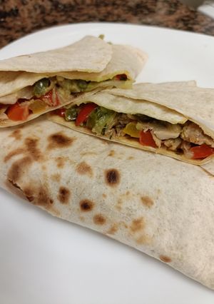 Una foto de Fajitas de pollo y verduras