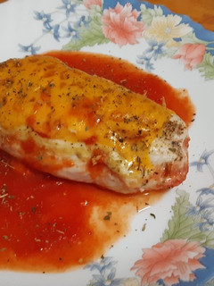 Una foto de Pechuga rellena de jamón York y queso