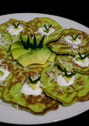 Foto resep Pancake Pandan Ketofy with avocado slices (flourless)