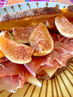 Una foto de Sandwich de Jamón Serrano, Queso Manchego e Higos