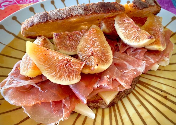 Sandwich de Jamón Serrano, Queso Manchego e Higos