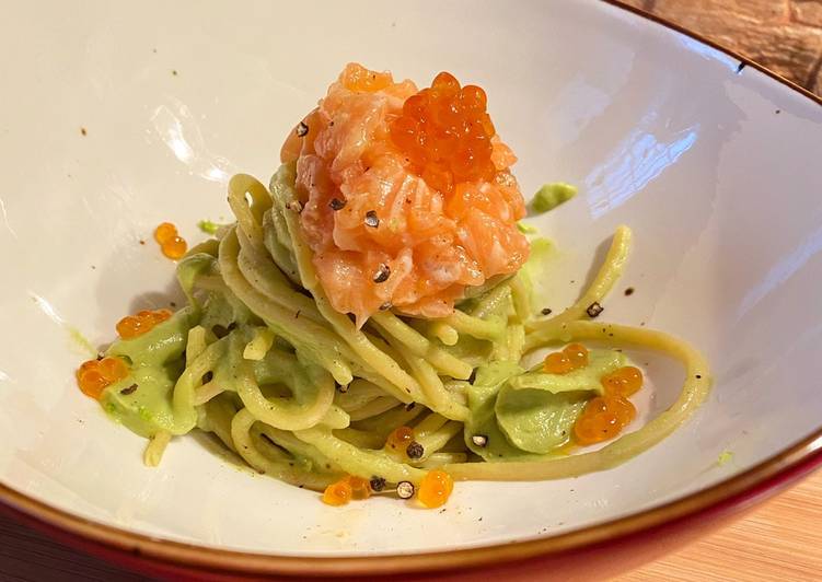 Spaghettoni con crema di avocado, tartare e uova di salmone