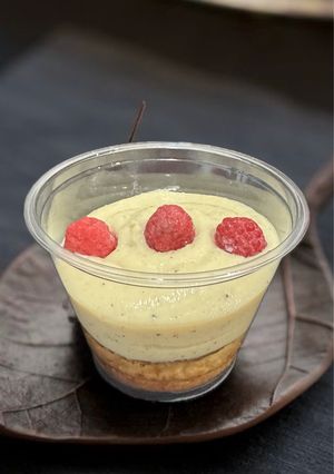 Foto di Tortino allo Yogurt e Lamponi con Crema Inglese al Latte Condensato