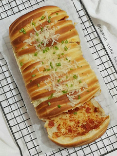 A picture of Pizza Pull-Apart Bread.