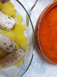 Una foto de Alubias con chorizo y merluza con patatas #cocinaniveles #2recetasenuna #Thermomix #tm6