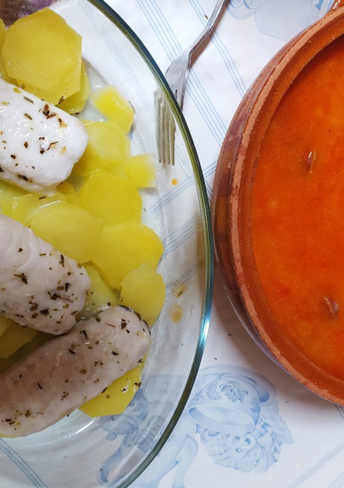 Una foto de Alubias con chorizo y merluza con patatas #cocinaniveles #2recetasenuna #Thermomix #tm6