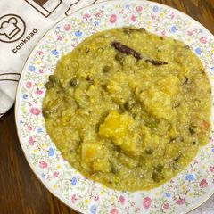 A picture of Winter special vegetable-loaded (patla) khichdi.