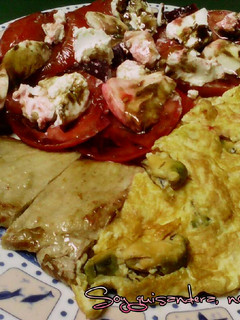 Una foto de Tortilla de mejillones, secreto de cerdo ibérico y ensalada Caprese