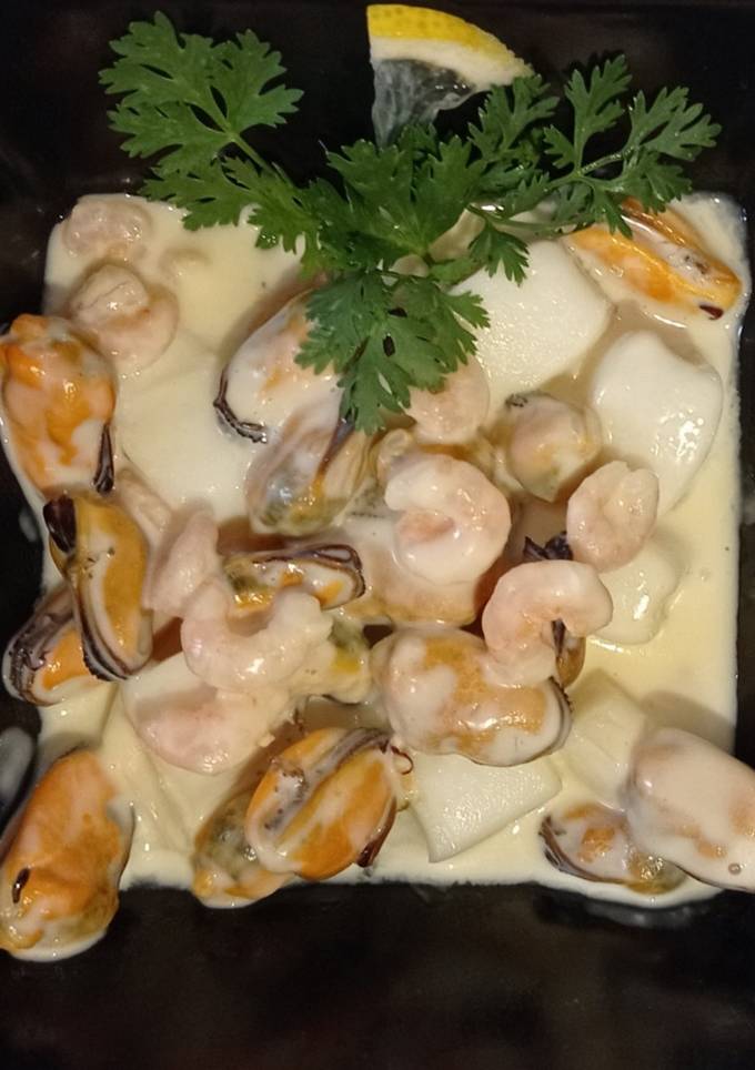 Морепродукти в сирному соусі