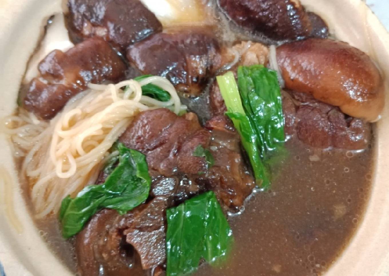 Sop Kaki babi dengan Bihun