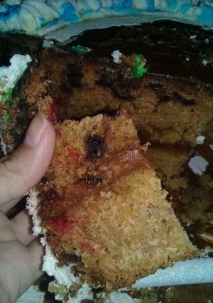 Una foto de Torta bariloche con chocolate y cerezas