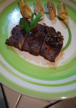 Una foto de Filete al perejil con papas rústicas