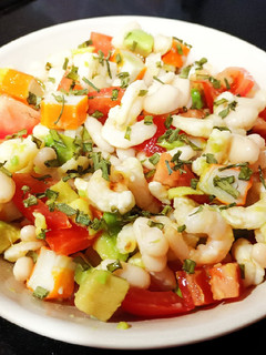 Una foto de Ensalada de alubias y camarones