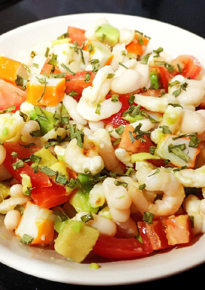 Una foto de Ensalada de alubias y camarones