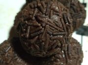 Una foto de trufas con licor