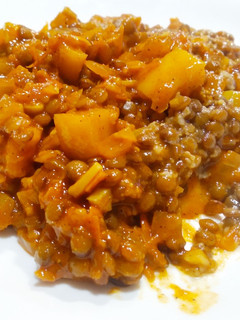 Una foto de Lentejas "trifásicas" (con mijo, manzana y curry)