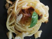 Una foto di pasta acciughe pane