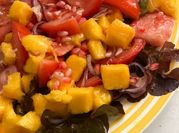 Una foto de ensalada de mango y granada