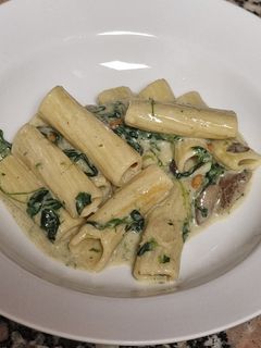 Una foto de Pasta con Cabrales y piñones