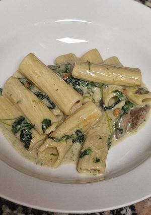 Una foto de Pasta con Cabrales y piñones