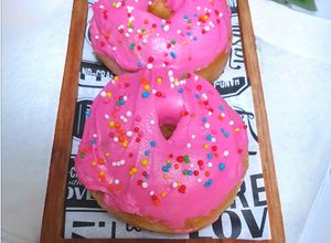 Foto resep Strawberry Glazed Donut ala Dunkin 🍓💖🍩