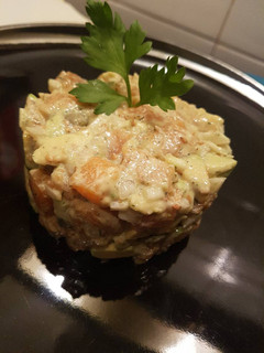 Una foto de Tartar de salmón