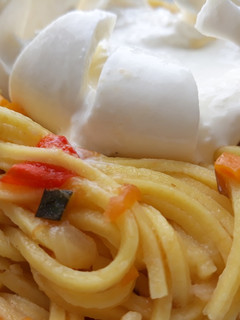 Una foto de Pasta fresca con verduras y burrata