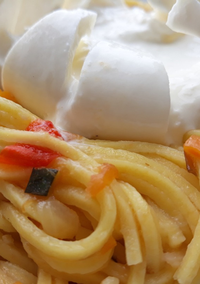 Una foto de Pasta fresca con verduras y burrata
