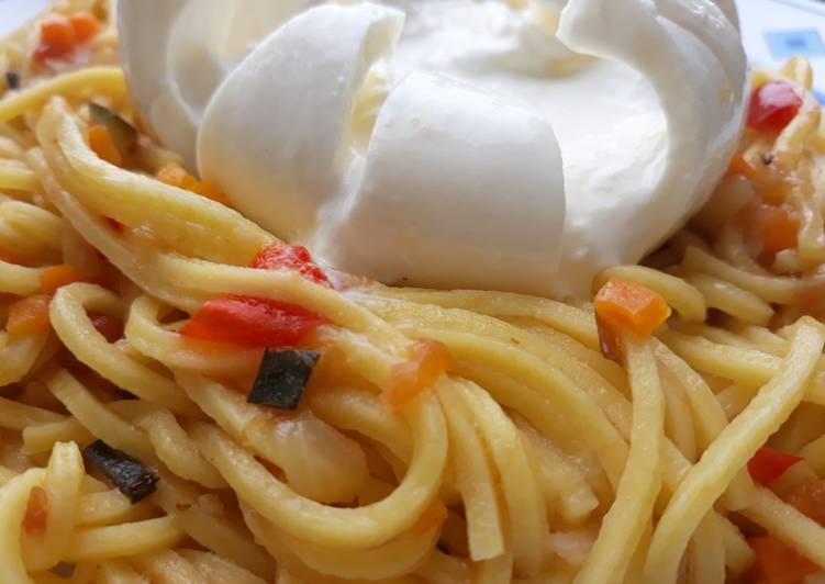 Pasta fresca con verduras y burrata