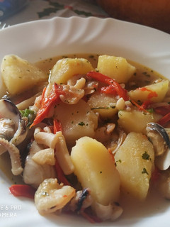 Una foto de Patatas marineras a mi estilo