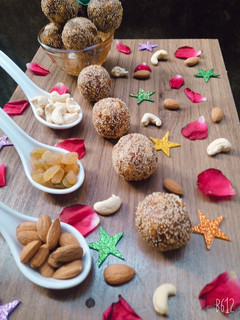 ड्राई फ्रूट्स खजूर लड्डू (dry fruits khajur ladoo recipe in Hindi) रेसिपी मुख्य फोटो