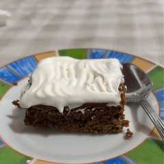 Una foto de Para la hora del postre: brownie de chocolate con dulce de leche y crema
