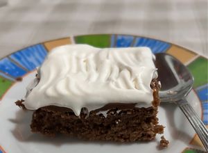 Una foto de Para la hora del postre: brownie de chocolate con dulce de leche y crema