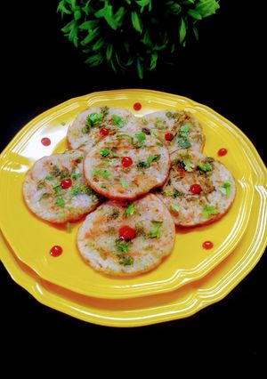 रवा मिनी उत्तपम(rawa mini uttapam recipe in hindi) रेसिपी मुख्य फोटो