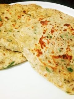 बथुए का पराठा (Bathue ka paratha recipe in hindi) रेसिपी मुख्य फोटो